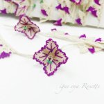 画像1: ヴィンテージイーネオヤパーツ：カスタモヌ　白に紫の縁取りの四弁花 (1)