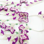 画像3: ヴィンテージイーネオヤパーツ：カスタモヌ　白に紫の縁取りの四弁花 (3)