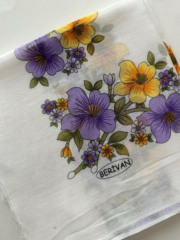 画像2: 作成用スカーフ　モダンレトロヤズマ　アイボリーホワイトに黄色と紫のお花 (2)