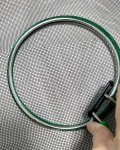バネ枠のグリップを握って、表側の枠の溝に入れる。